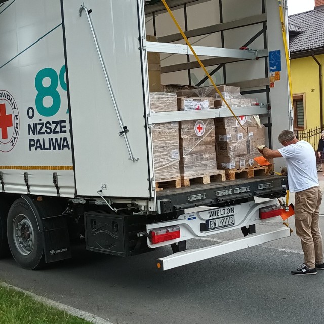 Wznowienie wydawania żywności jest możliwe dzięki wspraciu jakie dociera do sandomierskiego magazynu PCK. W ostatnim czasie magazyn pomocy humanitarnej zasilił opolski Oddział Okręgowy PCK . Do magazynu trafiło osiem  palet darów dla uchodźców.
