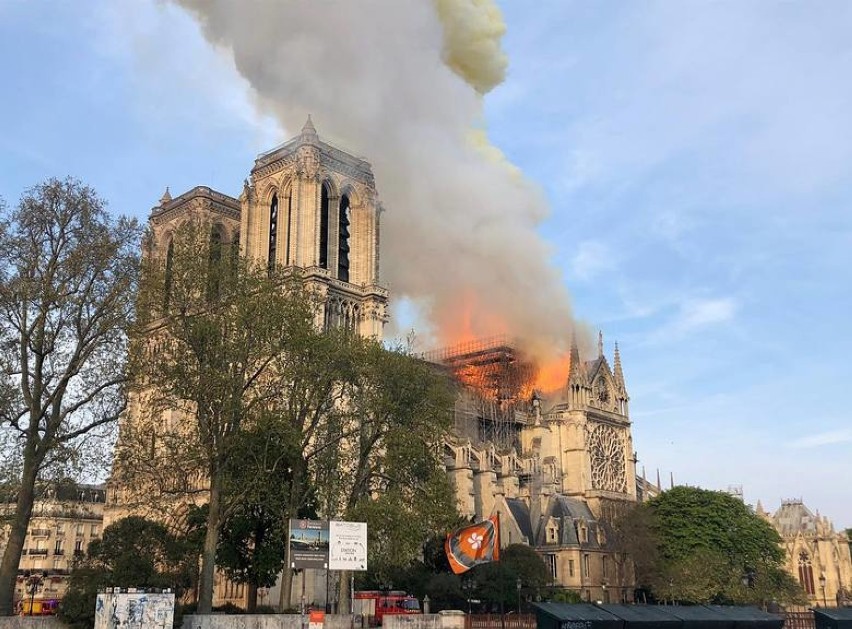 Płonie katedra Notre Dame w Paryżu. Wielki żal na całym świecie