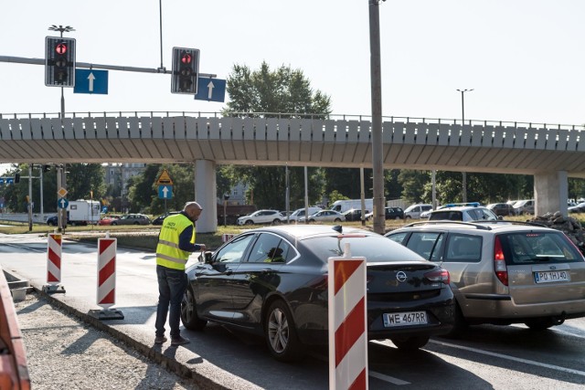 Przejazd w stronę mostu Pokoju i od mostu Grunwaldzkiego będzie zamknięty dla samochodów osobowych przez cztery dni. Także osiem linii MPK nie pojedzie przez pl. Powstańców Warszawy. Prace wymagające zamknięcia przejazdu rozpoczną się 15 sierpnia, ale zmiany w organizacji ruchy będą wprowadzone już w nocy z 2 na 3 sierpnia.