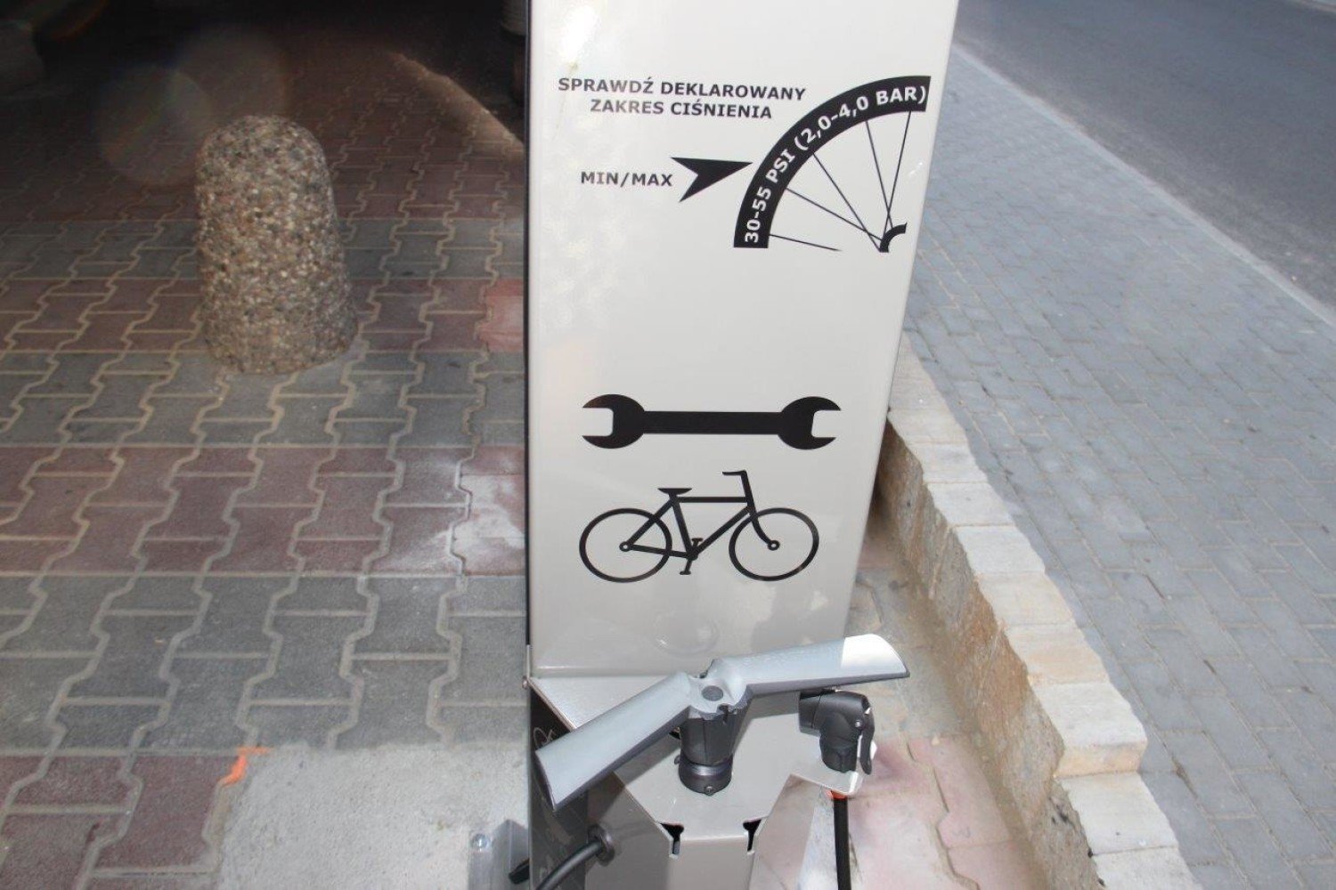 Nowa stacja obsługi rowerów. Tutaj napompujesz koło i zrobisz małe naprawy  [ZDJĘCIA] | Szczecin Nasze Miasto