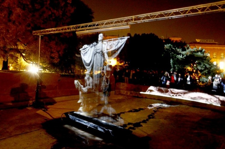 W czwartkowy wieczór na placu Tobruckim stanął Pomnik Sediny...