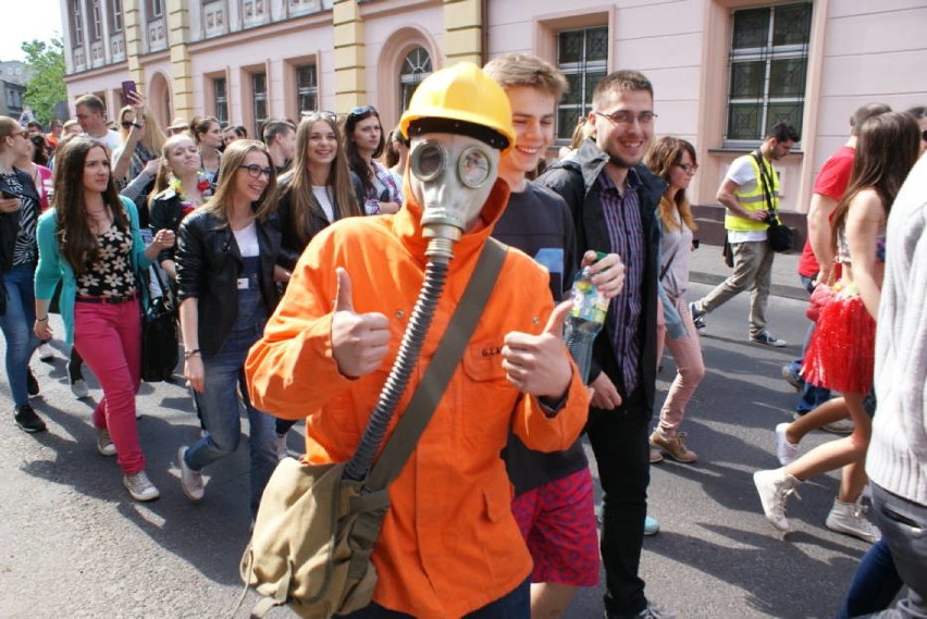 Przemarszem studentów ulicami i wręczeniem symbolicznego...