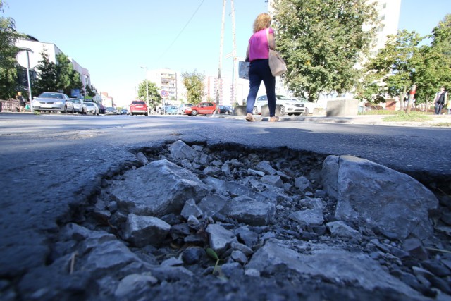 Na ulicy Nowy Świat potrzebna jest nowa nawierzchnia.