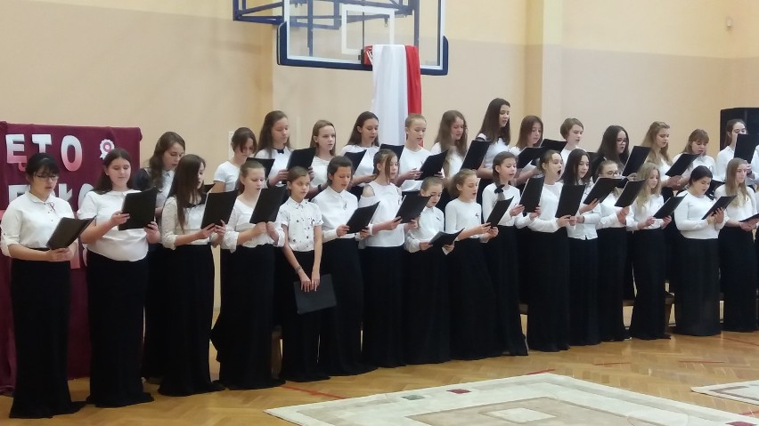 Uczniowie Szkoły Podstawowej nr 6 w Stargardzie pieczołowicie dbają o nasze polskie tradycje