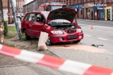 Ruda Śląska: Wjechał samochodem w przystanek autobusowy i potrącił dwie kobiety [ZDJĘCIA]