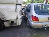 Wypadek na obwodnicy Opola. Tir pchał przez kilkadziesiąt metrów samochód osobowy. Kierowca ciężarówki nie zauważył forda fiesty