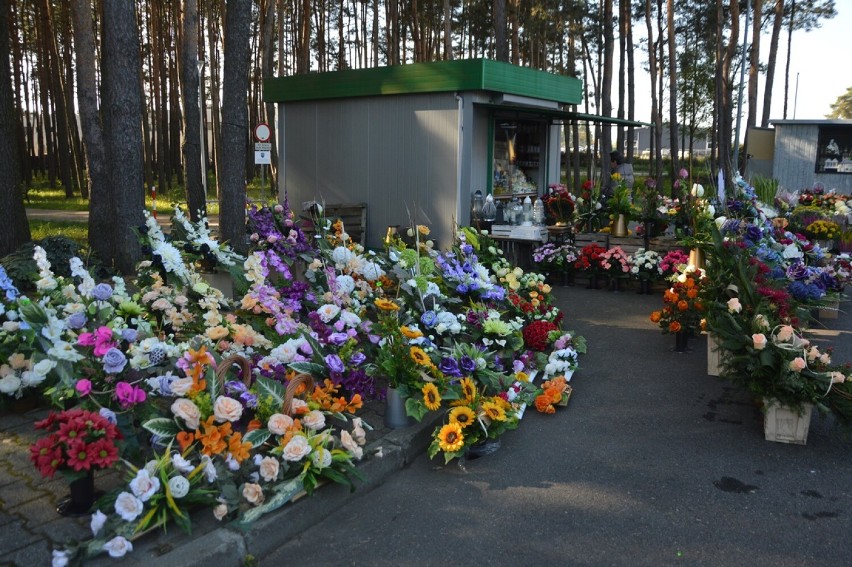 Wiązanki kwiatów na Wszystkich Świętych 2021 w Bełchatowie