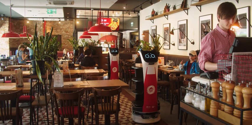 Roboty-kelnerzy w warszawskiej restauracji. Nie tylko dostarczają zamówienie do stolika, ale wchodzą też w interakcję z klientami