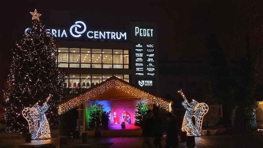 Gwiazdki, iluminacje i feeria barw. Tak magicznie prezentuje się Lublin w nowym roku. Zobacz zdjęcia z wieczornego spaceru po mieście!