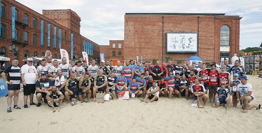Rugby na plaży Manufaktury.