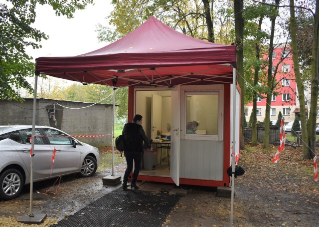 Punkt pobrań wymazów w kierunku koronawirusa znajduje się w Oświęcimiu przy wjeździe do szpitala od strony ul. Szpitalnej