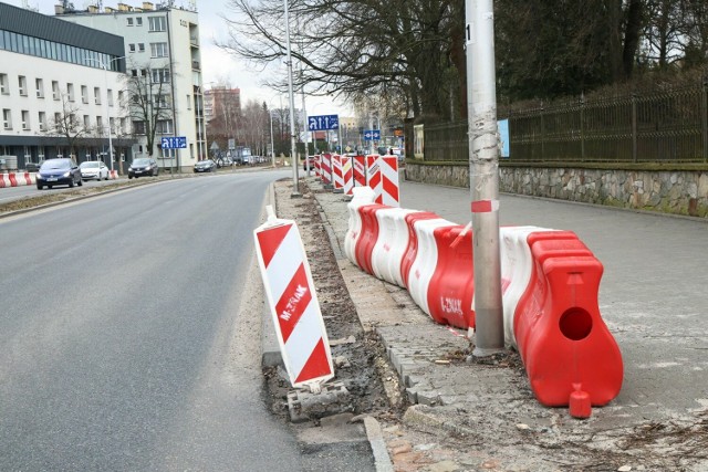 Aleja IX Wieków Kielc jest przejezdna, ale remont zaczęty w ubiegłym roku jeszcze się nie skończył. Została wymiana chodnika i budowa trasy rowerowej.