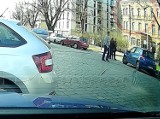 Zaparkował w poprzek, a gdy zwrócono mu uwagę, rzucił się do bicia! [FILM]