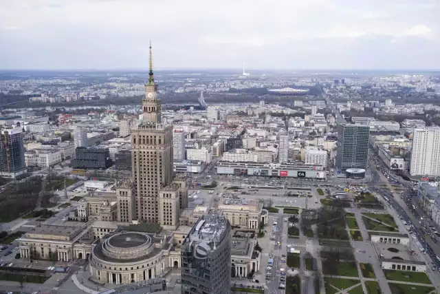 Przez długie lata najwyższy wieżowiec w Polsce. Otwarto go 21 lipca 1955. Podobno polscy architekci mieli wybrać wysokość sowieckiego „prezentu”. W tym celu Rosjanie wysłali  specjalny samolot z boją umieszczoną na wysokości. Gdy latał, Polscy budowniczowie krzyczeli „wyżej!”. To  spowodowało, że balon dotarł aż na wysokość 237 metrów.