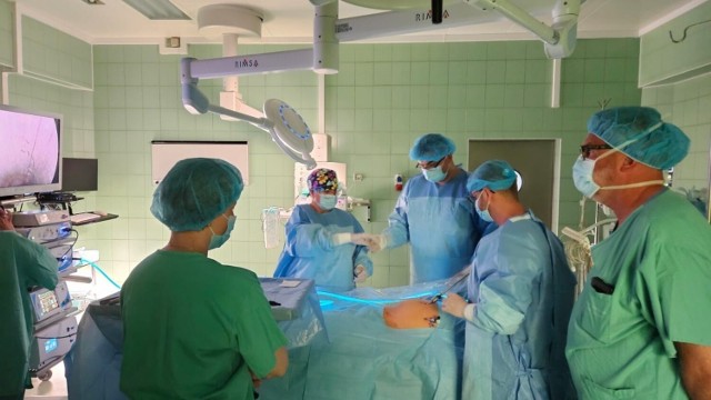 W Szpitalu Specjalistycznym w Kościerzynie przeprowadzono operację przepukliny pachwinowej metodą laparoskopową  inaczej TAPP. Ten rodzaj zabiegów ma wiele korzyści dla pacjentów. Przede wszystkim pozwala im szybciej wrócić do aktywności.