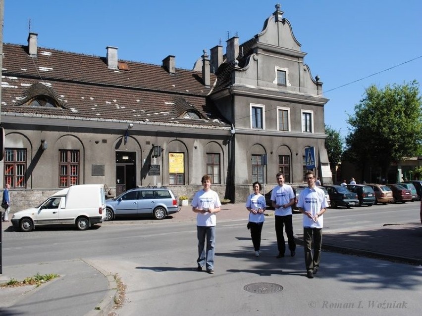Wolontariusze PO wracają z akcji na dworcu PKP w Pruszkowie....