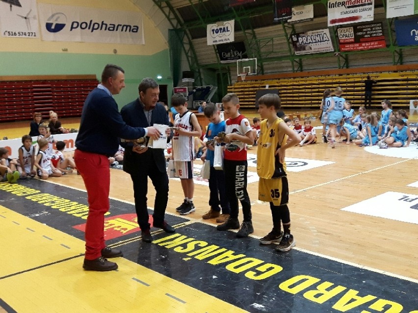 Turniej koszykówki "Gwiazdka 2016"