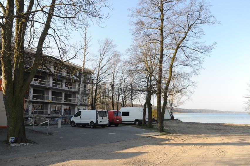 Apartamentowiec przy samym jeziorze w Boszkowie już stoi