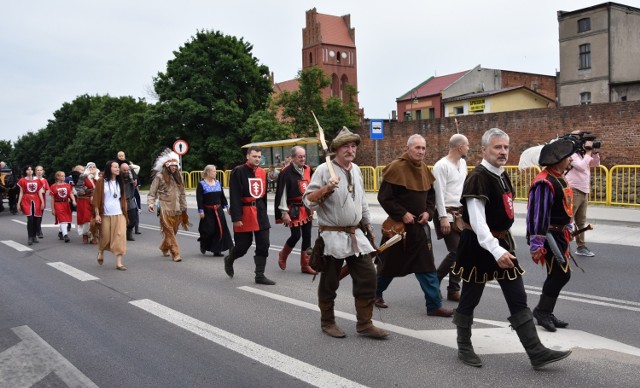 Przemarszem przez miasto rozpoczął się Turniej Rycerski w Golubiu-Dobrzyniu. Na weekend 2-4 lipca zaplanowano mnóstwo atrakcji - pokazy kaskaderskie, konne, husarskie, walki rycerzy pieszych, jarmark