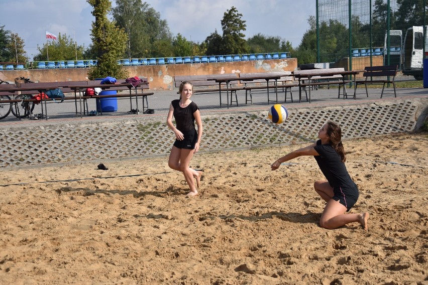 Mistrzostwa Powiatu w siatkówce plażowej rozegrano w Żninie [zdjęcia] 