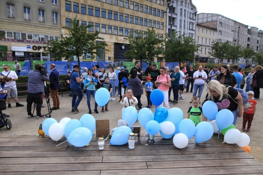Znicz i balony dla Kamilka na placu Wolności w Poznaniu.