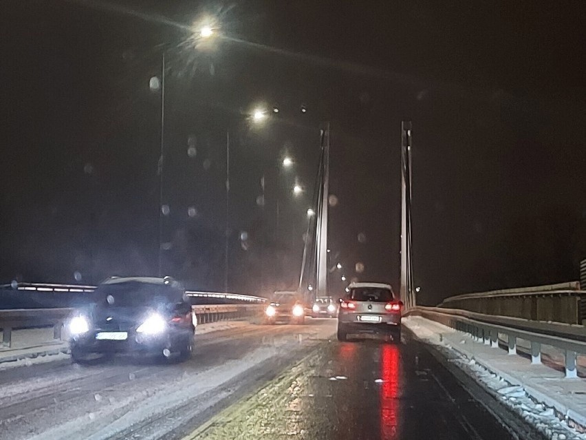 Zima znów zaskoczyła drogowców, także w Wielkopolsce. Na...
