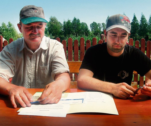 Leszek Kamiński (z lewej) był brygadzistą grupy 24 bezrobotnych z powiatu gostyńskiego