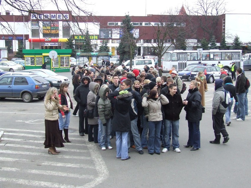 Licealiści ustawiają się na placu wojewódzkim przed urzędem...