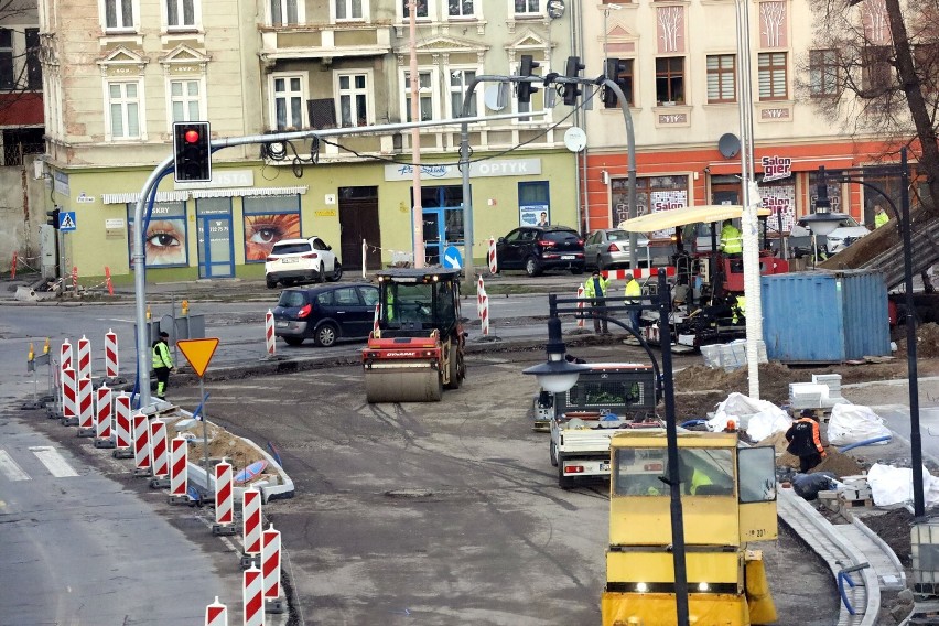 Kierowcom wykonawca robót sugeruje objazdy, korzystając z ulic Bolesława Prusa oraz Marii Skłodowskiej – Curii.