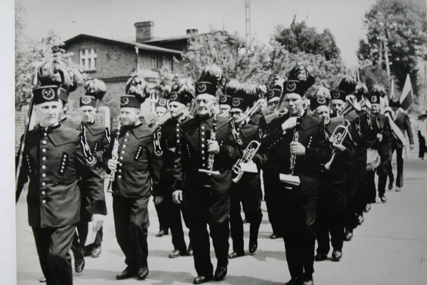 W latach 70 i 80 uroczyste apele i przemówienia nie były już...