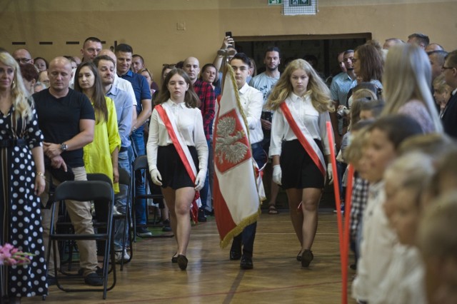 Uczniowie w całym kraju rozpoczynają rok szkolny 2019/20. W Koszalinie miejska inauguracja roku szkolnego odbyła się w Szkole Podstawowej nr 10.

Zobacz także W tym roku polska rodzina przeznaczy na wyprawkę szkolną ponad 1,7 tys zł.
