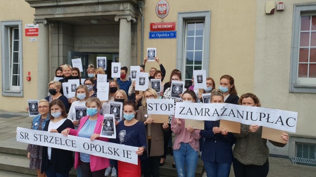 Pracownicy strzeleckiego sądu wspierają w ten sposób ogólnopolski protest, który trwa w Warszawie w tzw. „Czerwonym miasteczku”.