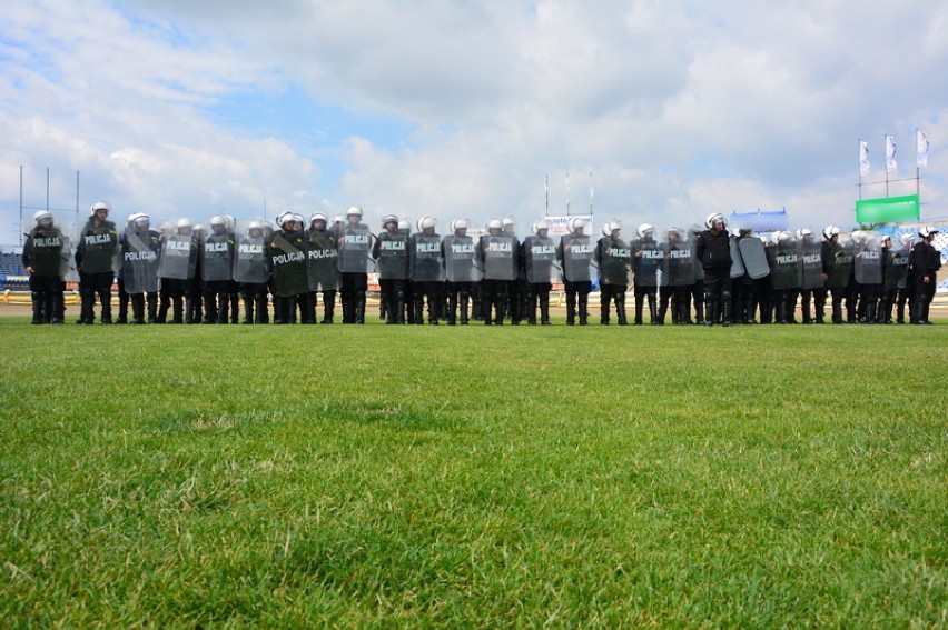 Policyjne ćwiczenia na stadionie Smoczyka w Lesznie [ZDJĘCIA]