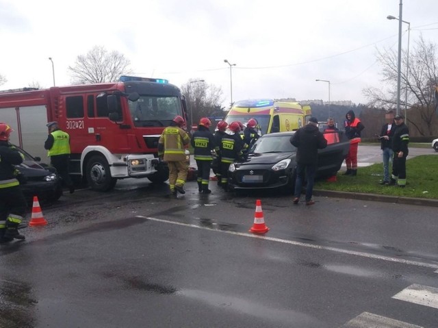 Do wypadku doszło w poniedziałek, 25 marca, na rondzie Wyszyńskiego. Kierujący suzuki jechał rondem. Wedy z ul. Andrzejewskiego wjechał kierujący volkswagenem. Zrobił to tak, że uderzył w bok suzuki. Na miejsce wypadku przyjechały wozy straży pożarnej, karetka pogotowia ratunkowego i gorzowska drogówka. Pasażerka suzuki była wycinana z samochodu przez strażaków. Ranna kobieta oraz kierujący suzuki zostali karetką zabrani do szpitala. Kierowcy volkswagena nic się nie stało.

Szalał na motocyklu. W terenie zabudowanym jechał ponad 80 km/h. Nagrała go policyjna kamera [WIDEO]:


