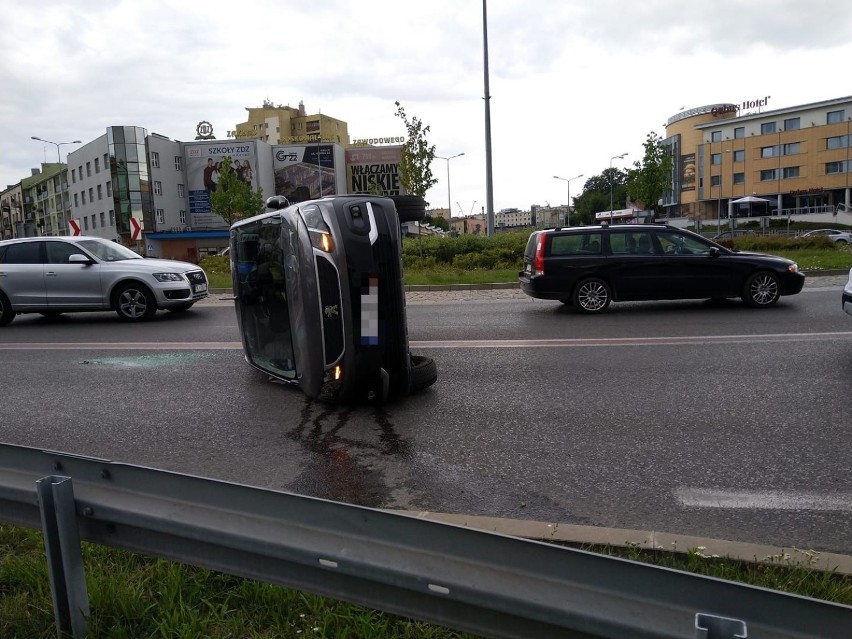 Wypadek na rondzie w centrum Kielc. Jeden samochód przewrócił się na bok po zderzeniu [WIDEO]