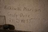 W piwnicach budynku w Łomży wciąż znajdują się napisy wyryte przez katowanych ludzi