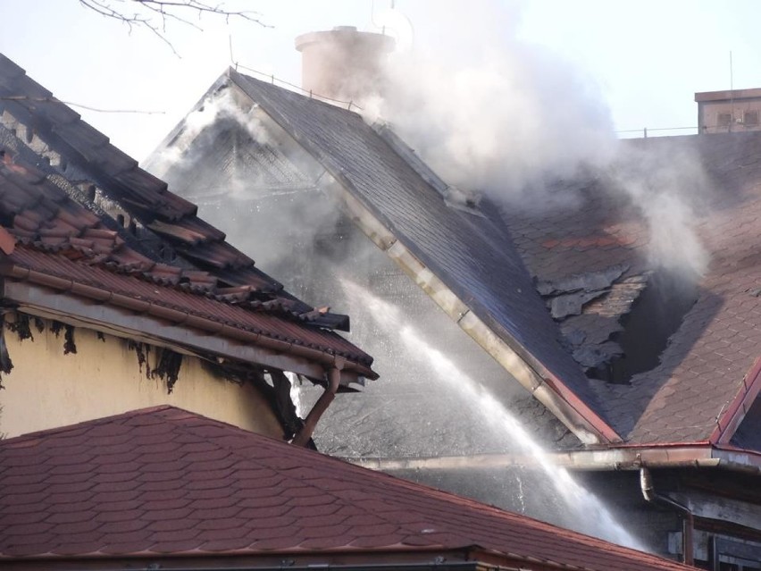 Ogień strawił dwa domy w Swoszowicach. Dzielna strażaczka zaczęła ewakuację domowników
