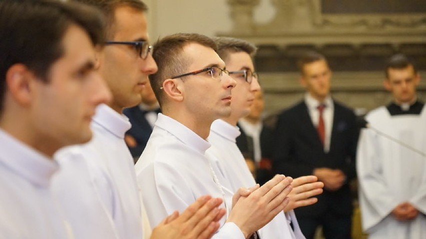 Nowi kapłani w diecezji tarnowskiej. Dzisiaj mają prymicje w rodzinnych parafiach