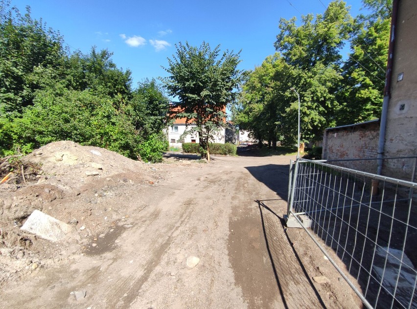 Trwa remont ulic 1 Maja, Zachodniej i Puszkina na Sobięcinie w Wałbrzychu. W wykopach widać Sobięcinkę [ZDJĘCIA]