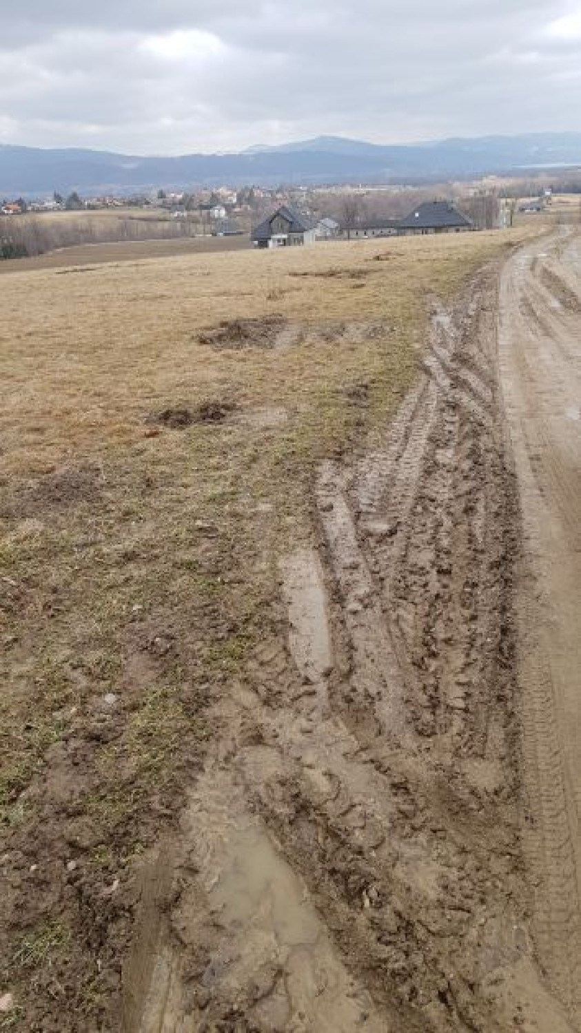 Mieszkańcy ul. Jastrząbka w Lipowej żądają normalnej drogi. Gmina twierdzi, że szuka pieniędzy na inwestycję [ZDJĘCIA]