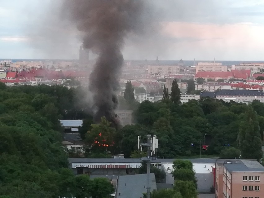 Pożar pustostanu przy Twardowskiego w Szczecinie [WIDEO, ZDJĘCIA]