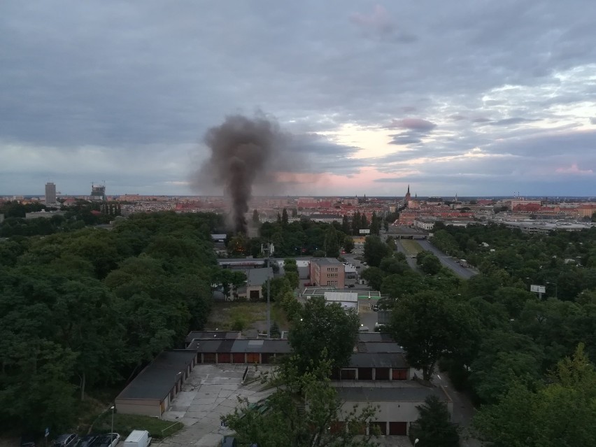 Pożar pustostanu przy Twardowskiego w Szczecinie [WIDEO, ZDJĘCIA]