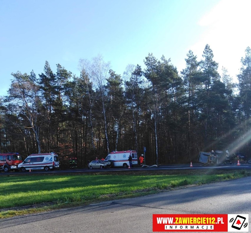 Kolizja w Zawadzie Pilickiej. Ciągnik zderzył się z karetką pogotowia FOTO