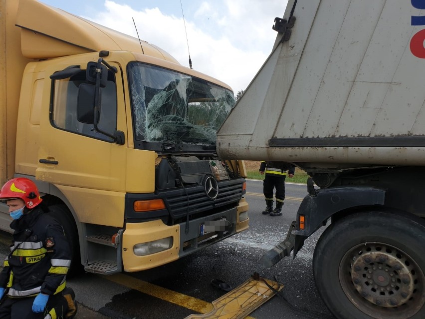 Wypadek na DK 1 pod Kamieńskiem. Zderzyły się 3 samochody, 1...