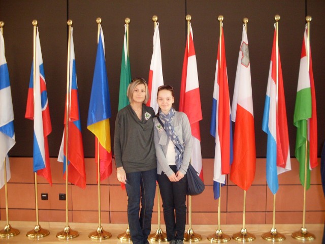 Od lewej nauczycielka Sylwia Wawrzyniak oraz Lena Grzesiak