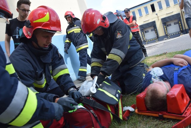 Nowy sprzęt medyczny przyda się w codziennej pracy strażaków (tu podczas ostatnich manewrów zorganizowanych w Sieradzu)