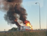 Dwa pożary samochodów w Bydgoszczy! Płonęły bus i osobówka. Zobacz zdjęcia