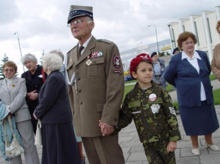 Kapitan Czesław Pilarski zabrał na patriotyczną uroczystość wnuka Kubę. - FOT. IZABELA KOLASIŃSKA