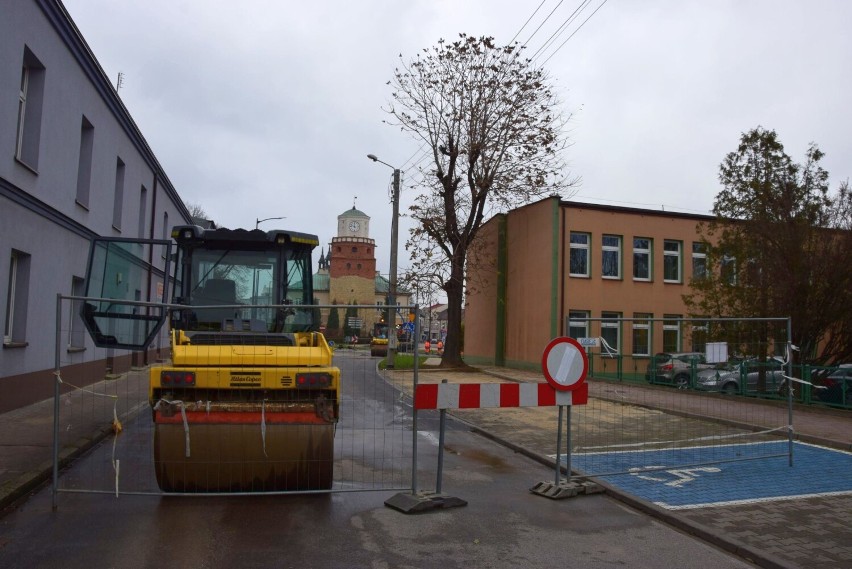 Skrzyżowanie przy ratuszu znów zamknięte, drugie rondo służy kierowcom ZDJĘCIA