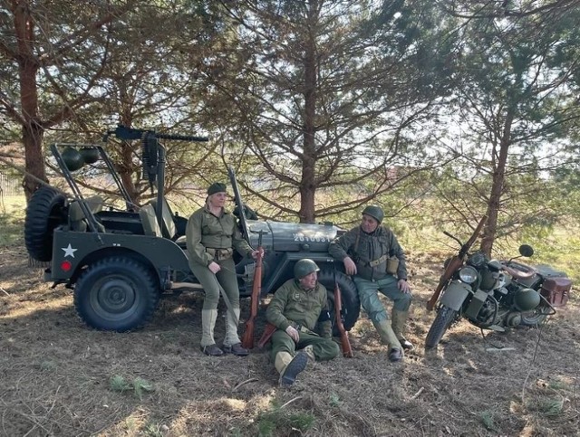 Członkowie Radomskiego Stowarzyszenia Ocalić od Zapomnienia Military-War na plac Corazziego w Radomiu przyjadą wozami US Army, będą w strojach amerykańskiej armii.